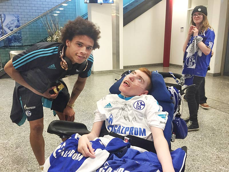 Fußballstar Sane mit Marvin